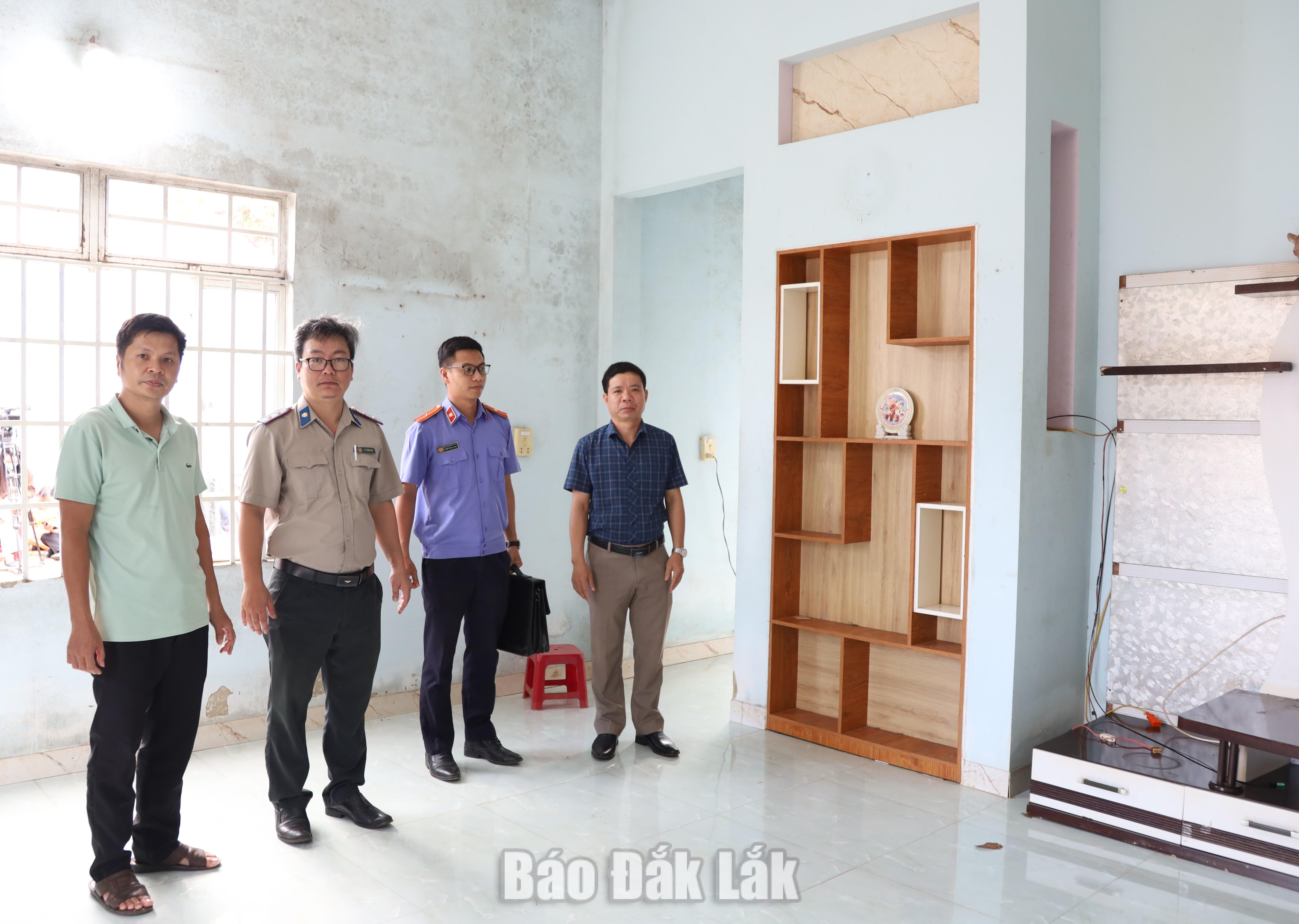 Đại diện các đơn vị tiến hành kiểm tra hiện trạng tài sản cưỡng chế.