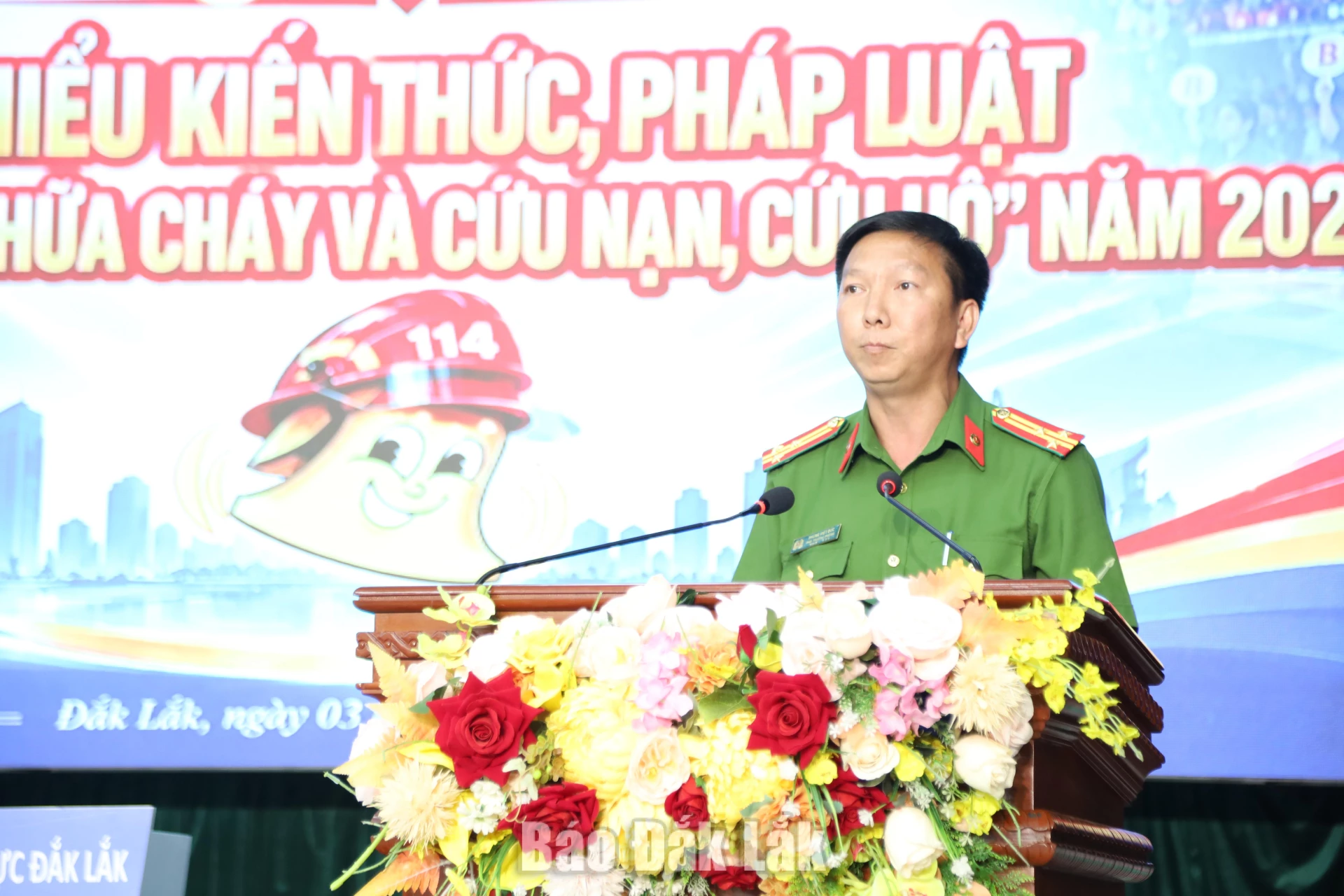 Sôi nổi Hội thi tìm hiểu pháp luật về PCCC và CNCH 2 Thượng tá Phùng Việt Đức, Phó Trưởng Phòng Cảnh sát PCCC và CNCH Công an tỉnh phát biểu tại hội thi.