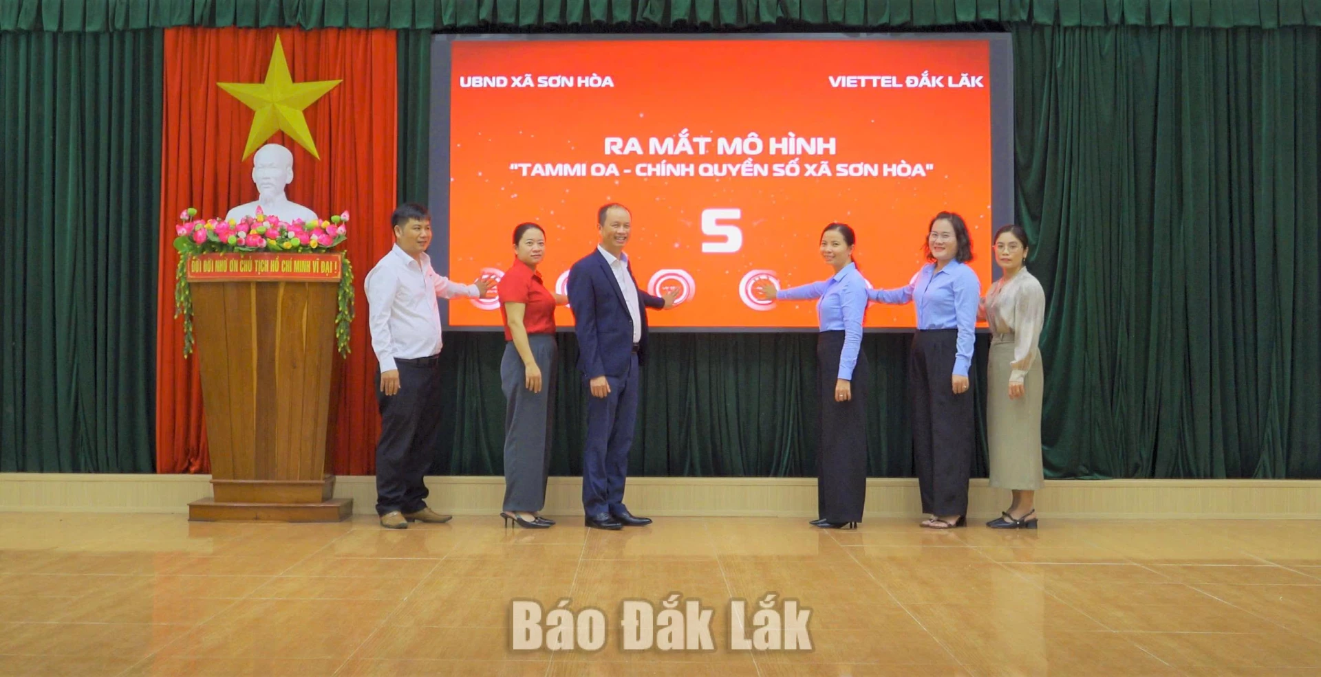 Xã Sơn Hòa ra mắt nền tảng tương tác số với người 2 Đại diện xã Sơn Hòa và Viettel Đắk Lắk ra mắt nền tảng điều hành chính quyền số Tammi OA.