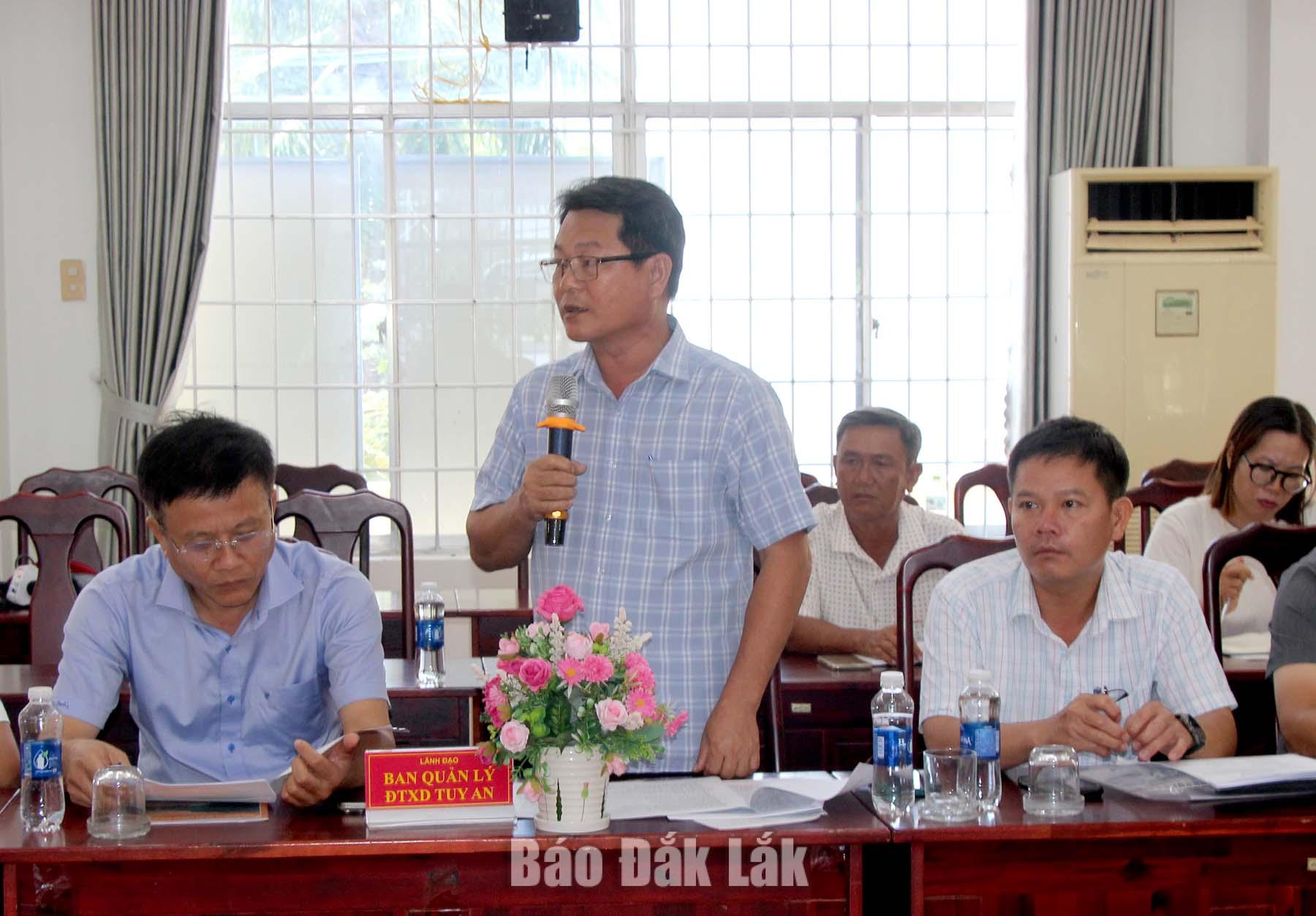 Gỡ vướng giải phóng mặt bằng, đẩy nhanh tiến độ các dự án 2 Đại diện Ban Quản lý dự án đầu tư xây dựng Tuy An báo cáo tình hình thực hiện các dự án.