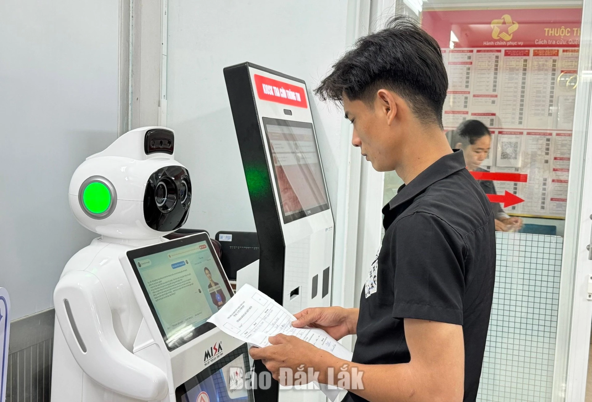 Robot lễ tân thông minh tại phường Bình Kiến hướng dẫn người dân thực hiện các thủ tục hành chính. 
