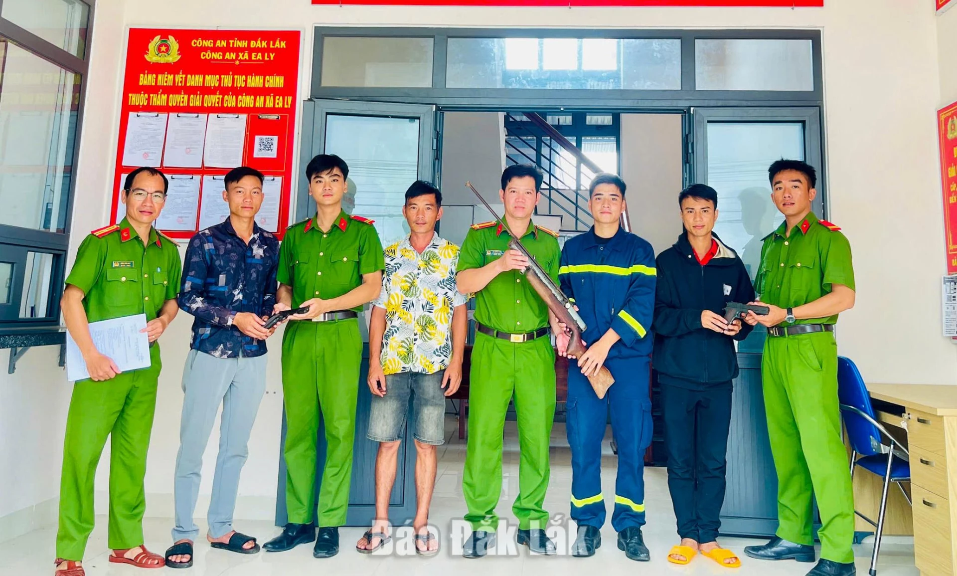 Chiến sĩ công an vận động 3 người dân giao nộp nhiều vũ khí nguy hiểm 1 Anh Hồ Anh Quân (thứ 3 từ phải sang) vận động 3 thanh niên giao nộp vũ khí nguy hiểm cho Công an xã Ea Ly.