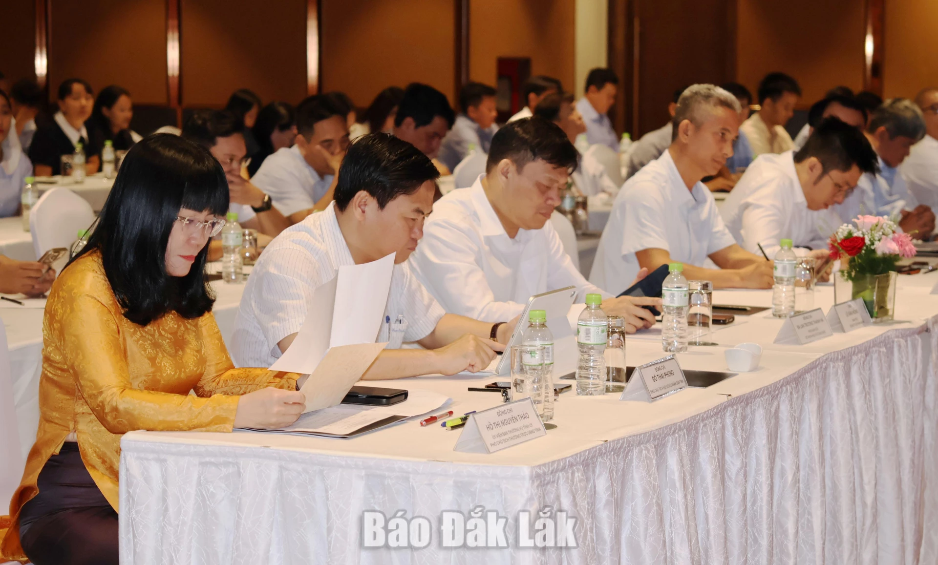 Lãnh đạo UBND-HĐND tỉnh và các đại biểu tham gia hội nghị.