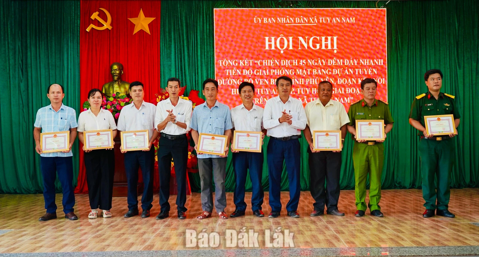 Xã Tuy An Nam tổng kết Chiến dịch 45 ngày đêm đẩy nhanh tiến độ giải phóng mặt bằng 1 Lãnh đạo xã Tuy An Nam tặng giấy khen có các tập thể có thành tích xuất sắc trong thực hiện chiến dịch.