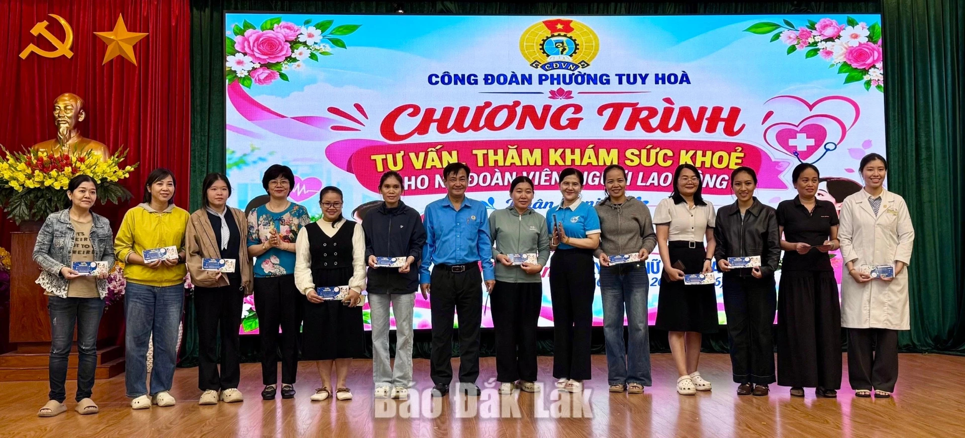 Gần 100 lao động nữ được tư vấn, khám sức khỏe 1 Ban tổ chức tặng quà cho công nhân, lao động nữ tham gia chương trình.