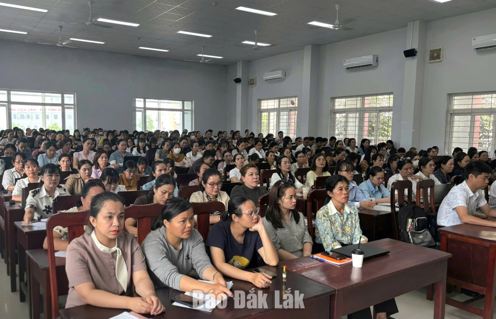 Tập huấn công tác y tế trường học cho 300 cán bộ, nhân viên 1 cán bộ, nhân viên phụ trách công tác y tế trường học tại các xã, phường và cơ sở giáo dục trên địa bàn tỉnh tham gia tập huấn.