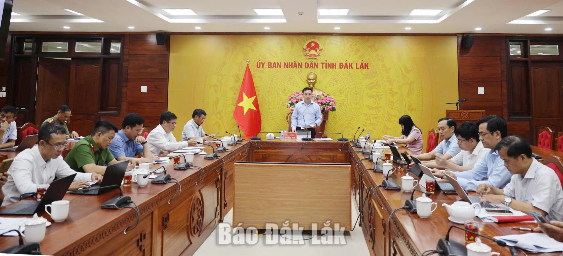 Đắk Lắk xác định kinh tế số là động lực tăng trưởng chính 1 Lãnh đạo tỉnh Đắk Lắk chủ trì cuộc họp.