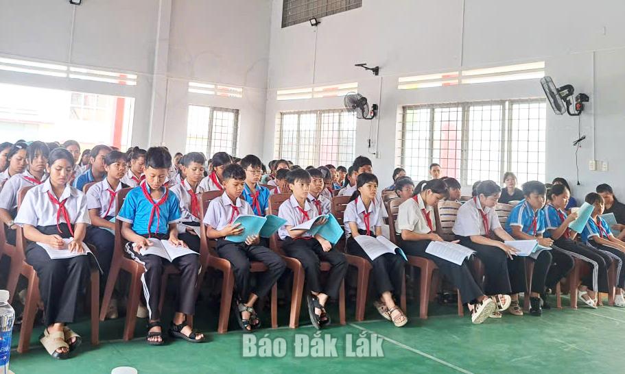 Tuyên truyền pháp luật về bình đẳng giới cho học sinh dân tộc nội trú 2 Các em học sinh tham gia hội nghị.
