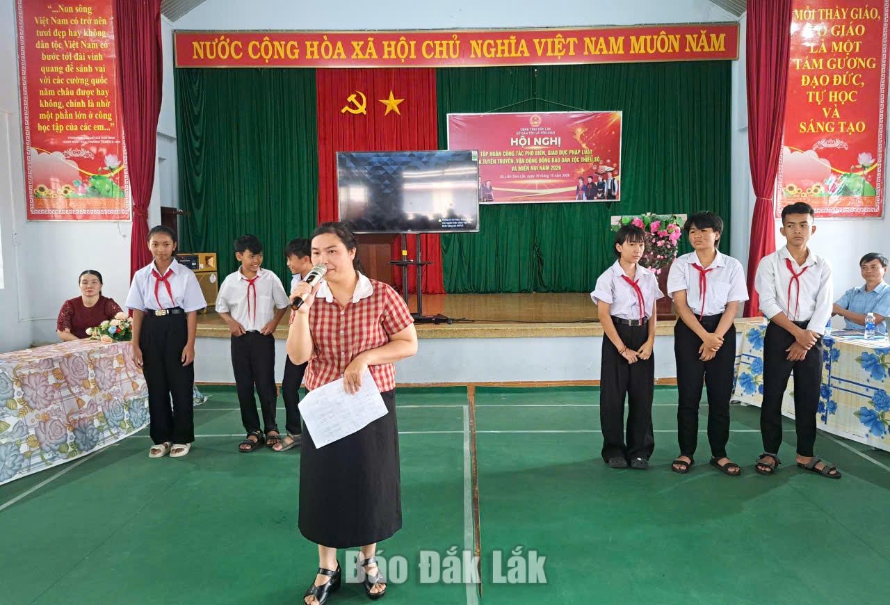Tuyên truyền pháp luật về bình đẳng giới cho học sinh dân tộc nội trú 1 Đại diện ban tổ chức chương trình thông tin về các chính sách đối với học