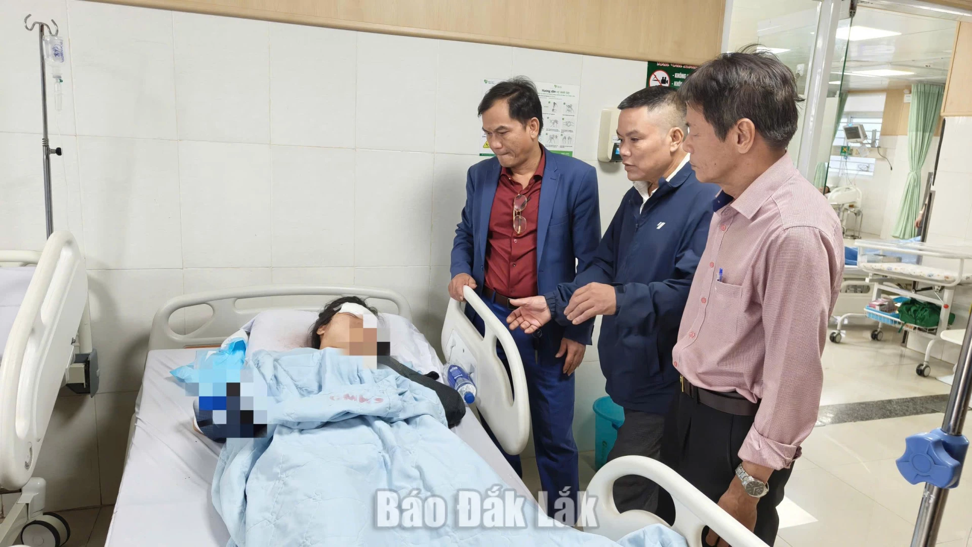 Kịp thời thăm hỏi nữ sinh bị bạn gây thương tích 1 Thầy Trần Đình Hương, Hiệu trưởng Trường Tiểu học và THCS Nguyễn Đức Cảnh (xã Ea Tul, Đắk Lắk), cùng ông Lê Chí Khai, Hiệu trưởng Trường THPT Trần Quang Khải (xã Cư M’gar),