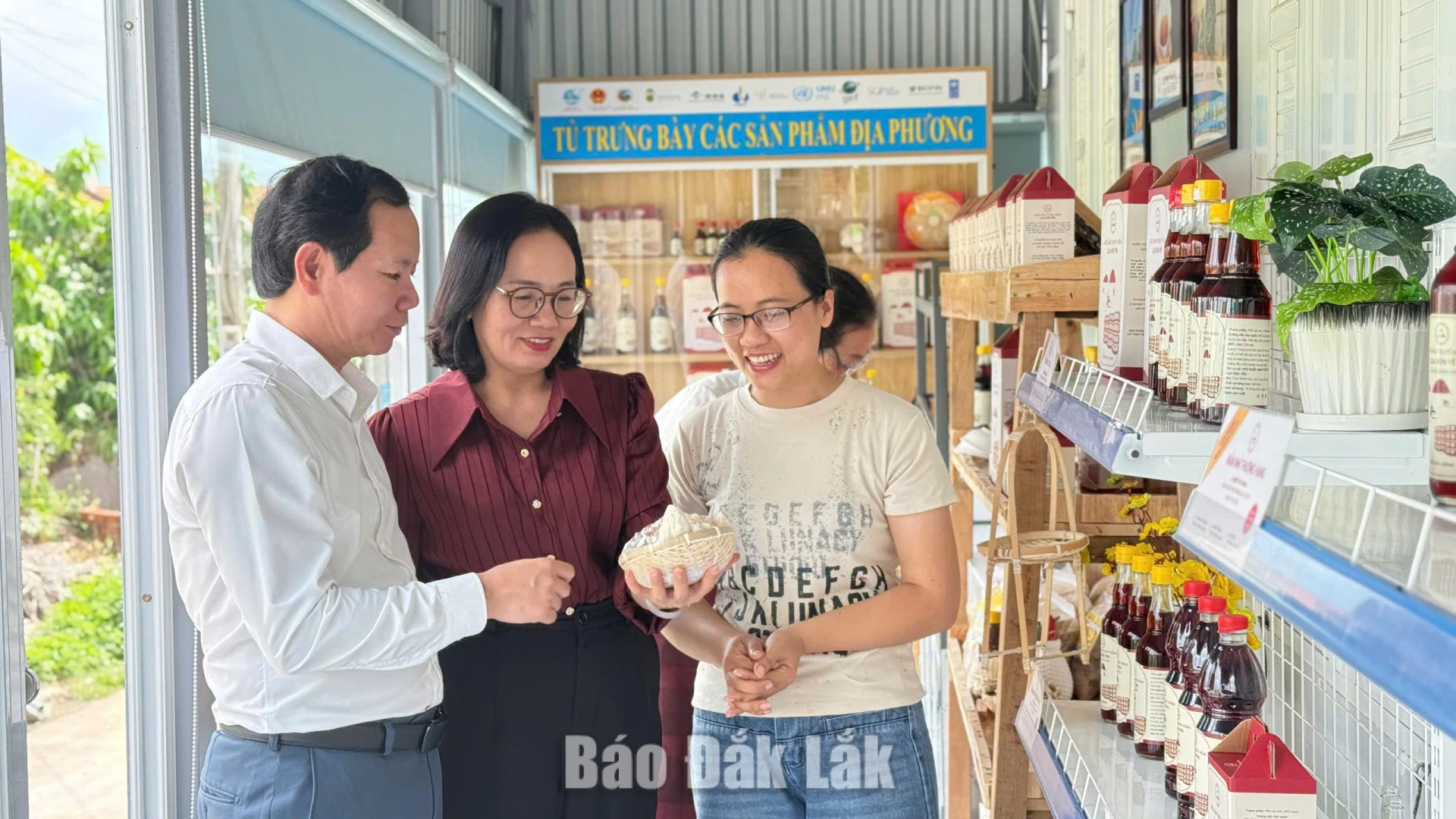 Đoàn công tác tham quan khu trưng bày các sản phẩm du lịch của xã Ô Loan.