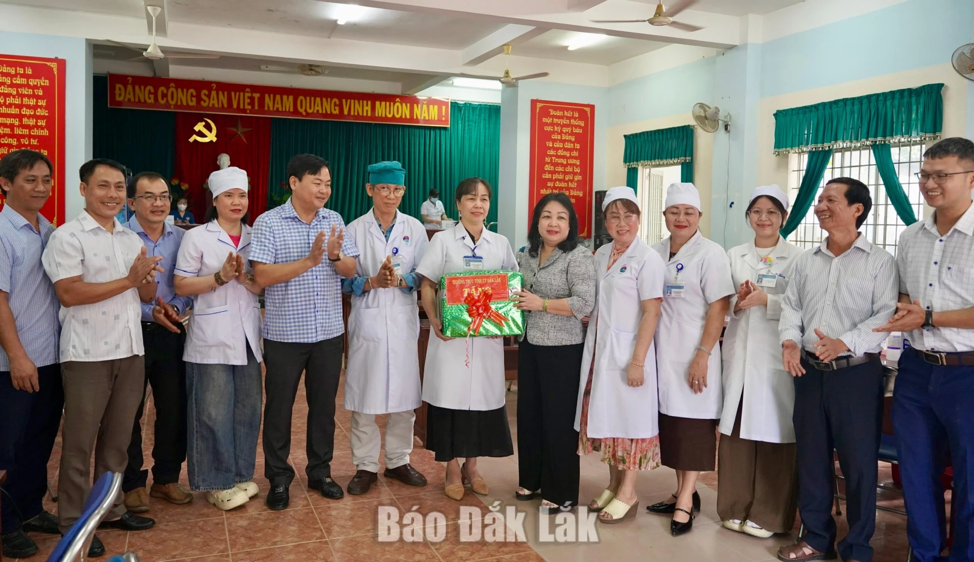Hơn 84% người dân Đắk Lắk khám sức khỏe định kỳ 6 Đồng chí Cao Thị Hòa An và đoàn công tác thăm, động viên đội ngũ y tế xã Đồng Xuân.