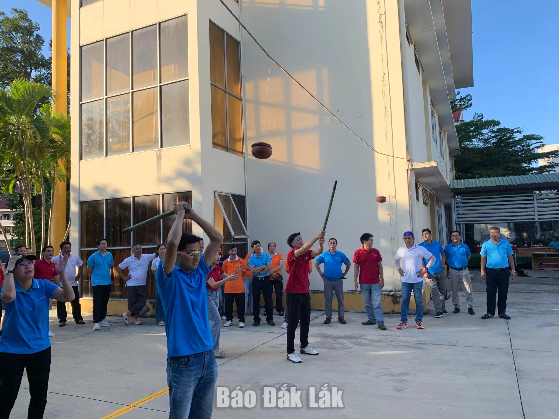 Các vận động viên tranh tài môn bịt mắt đập niêu.