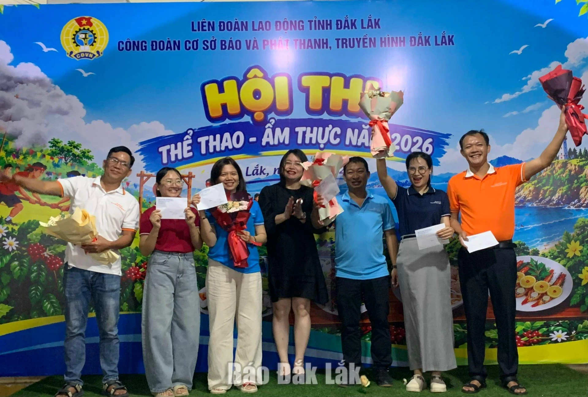 Tỉnh ủy viên, Giám đốc Báo và Phát, thanh Truyền hình Đắk Lắk trao giải cho các Tổ đạt giải môn thi ẩm thực.