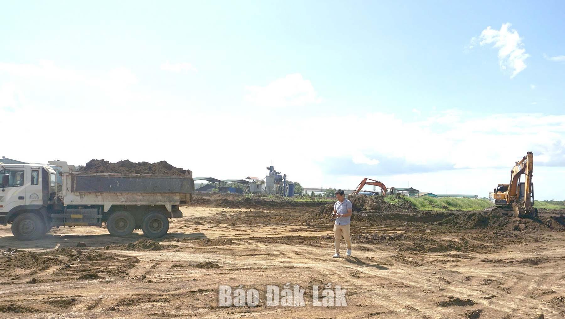 Đẩy nhanh giải ngân vốn đầu tư công, tạo động lực tăng trưởng 4 Thi công Dự án San nền, đền bù và đầu tư một số trục đường tại Khu công nghiệp Hòa Phú. Ảnh: K.Lê
