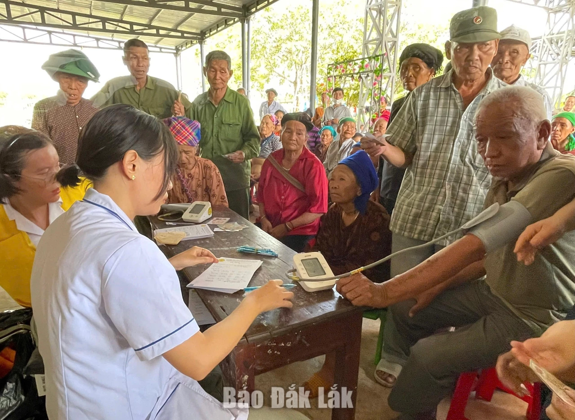 Hội Bác sĩ tình nguyện Bắc - Trung - Nam khám sức khỏe cho người dân xã Ia Lốp. 