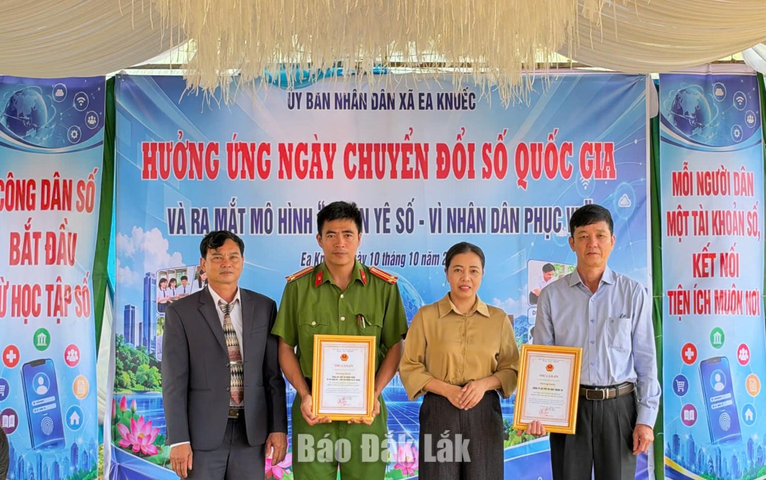 Đại diện lãnh đạo xã trao Thư cảm ơn cho các nhà tài trợ.