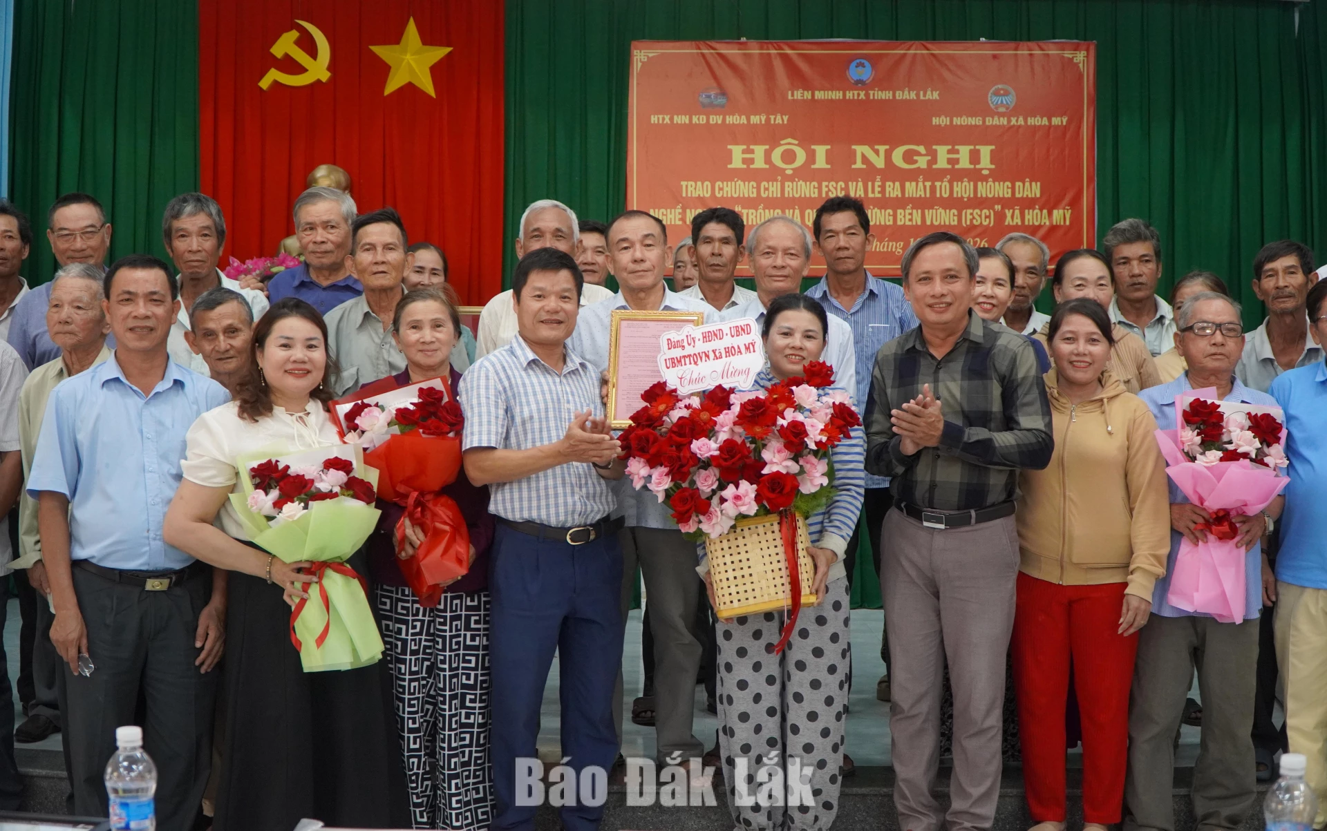 Trao chứng chỉ quản lý rừng bền vững cho các hợp tác xã 2 Tổ hội nông dân nghề nghiệp Trồng và quản lý rừng bền vững xã Hòa Mỹ nhận quyết định thành lập và hoa chúc mừng.