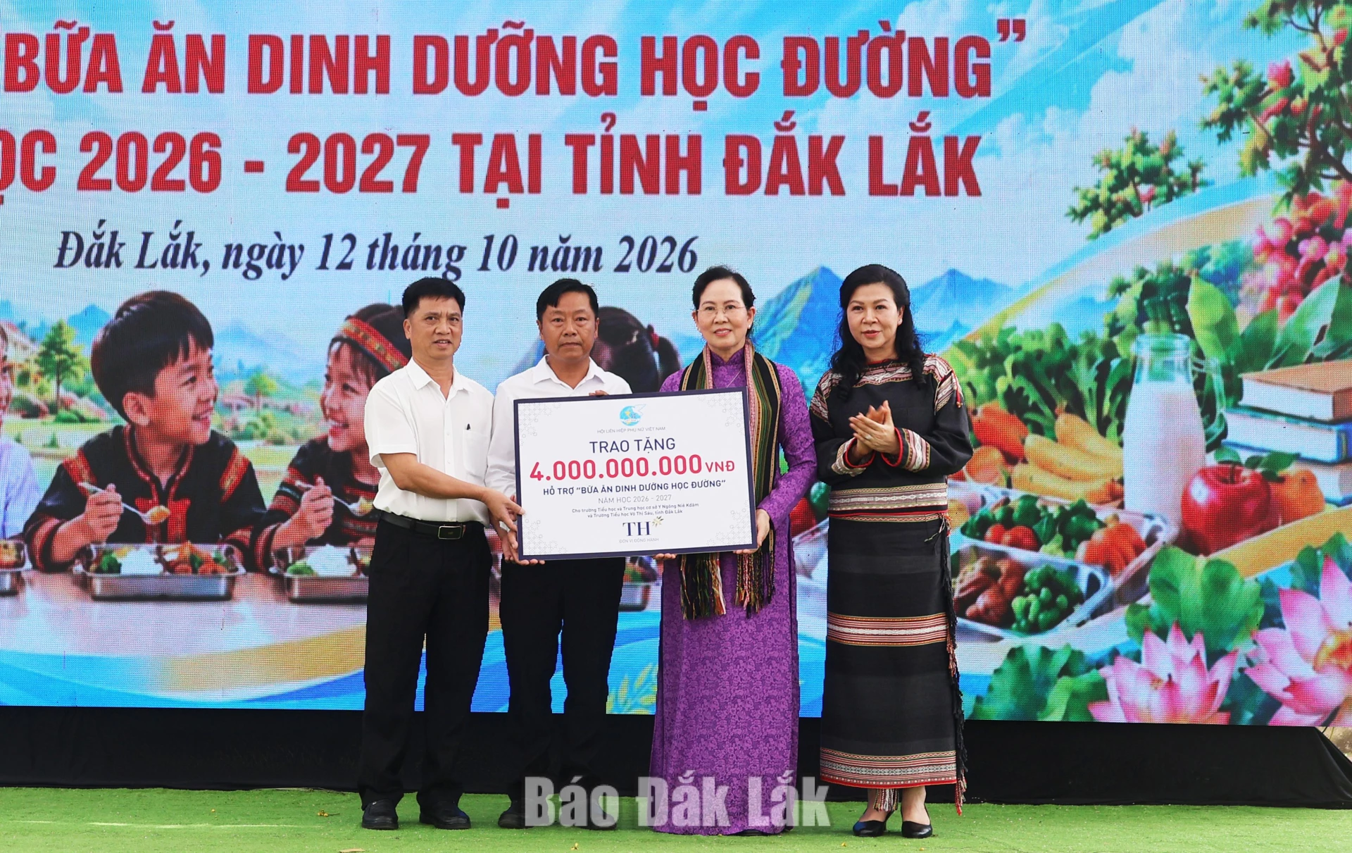 “Bữa ăn dinh dưỡng học đường” đến với học sinh vùng khó 4 Đoàn công tác Trung ương Hội LHPN Việt Nam trao bảng hỗ trợ 4 tỷ đồng cho Trường Tiểu học và THCS Y Ngông Niê Kdăm (xã Đắk Phơi) và Trường Tiểu học Võ Thị Sáu (xã Phú Xuân).