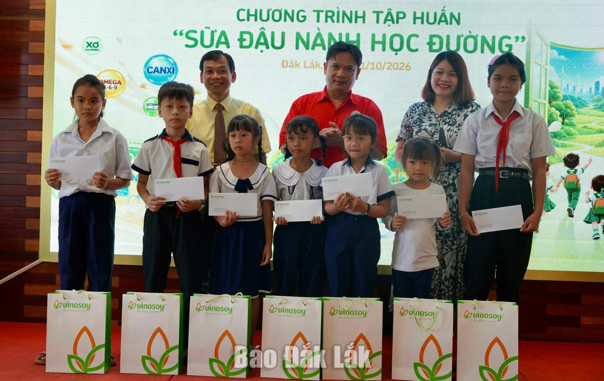 Chương trình trao học bổng cho các em học sinh.