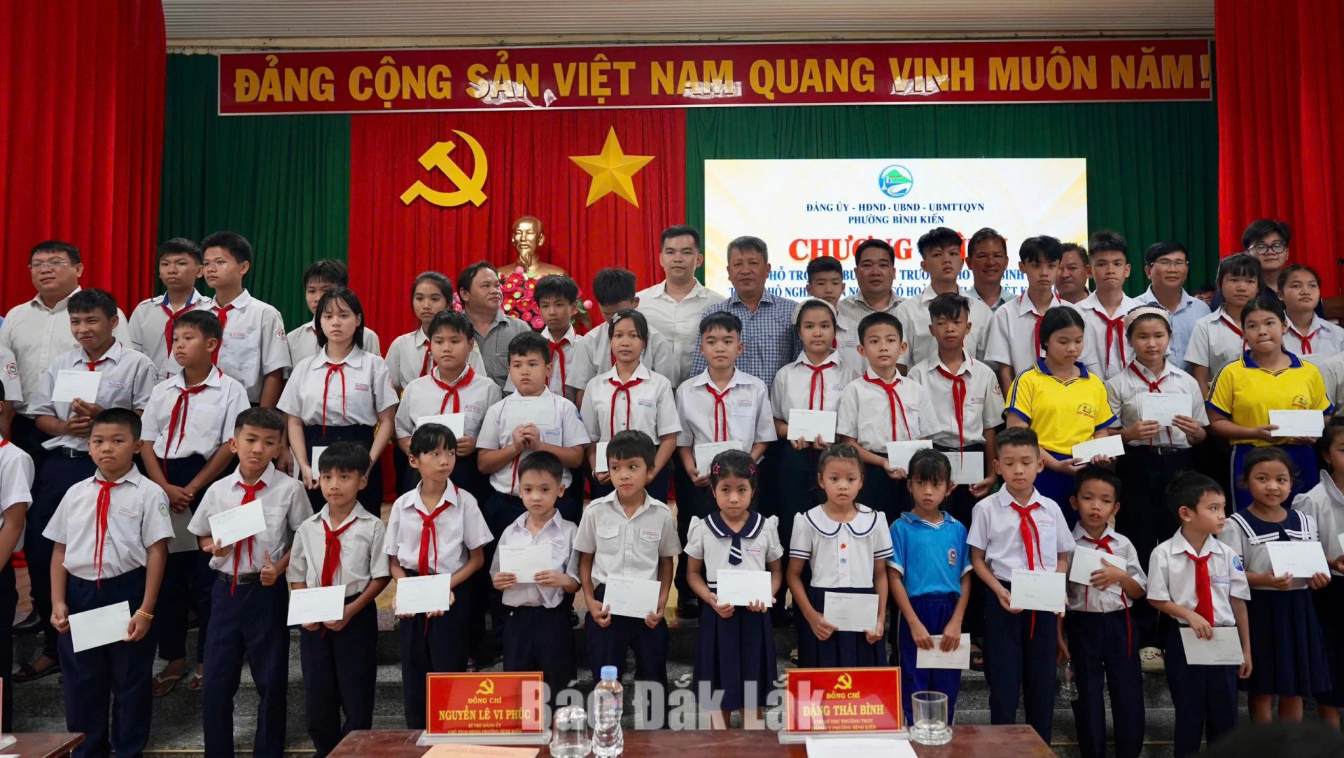 Bình Kiến trao quà “Tiếp bước đến trường” cho học sinh khó khăn 2 Ban tổ chức và các đơn vị, doanh nghiệp, cá nhân hỗ trợ trao quà cho các em học sinh tại chương trình.