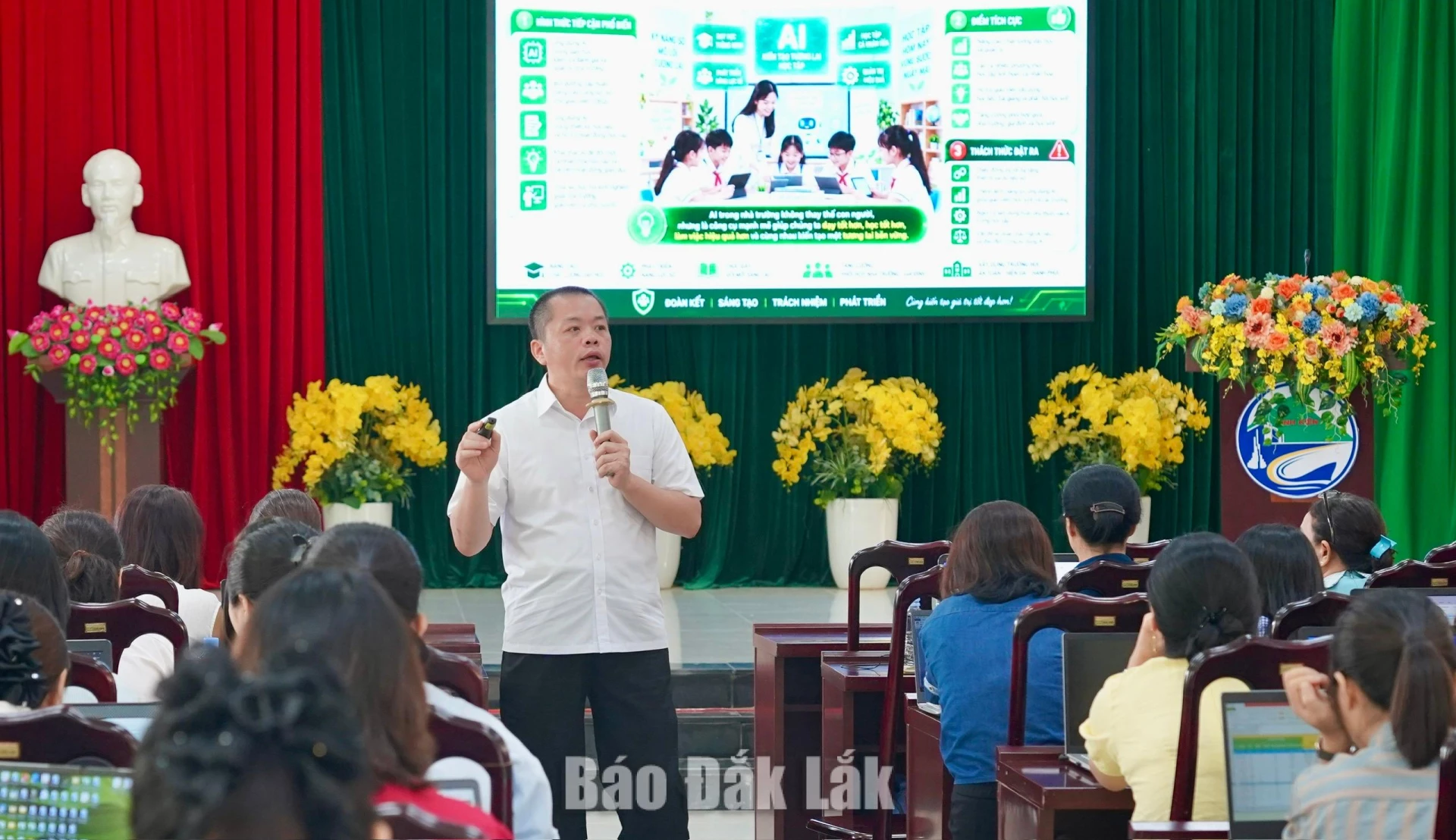 Quang cảnh tập huấn.