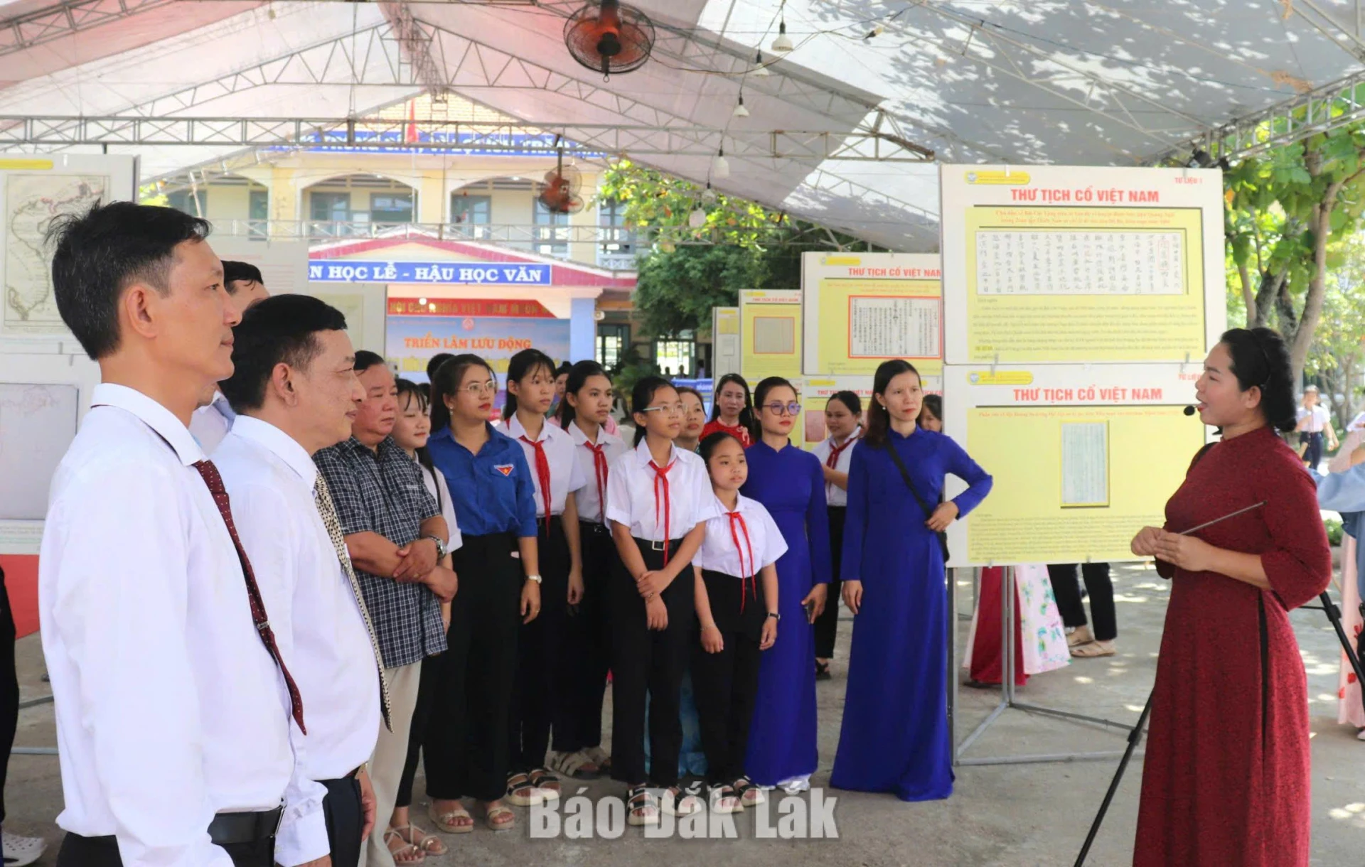 Đại biểu, thầy cô giáo và các em học sinh tham quan, nghe thuyết trình về các tư liệu lịch sử chứng minh chủ quyền Hoàng Sa, Trường Sa của Việt Nam.