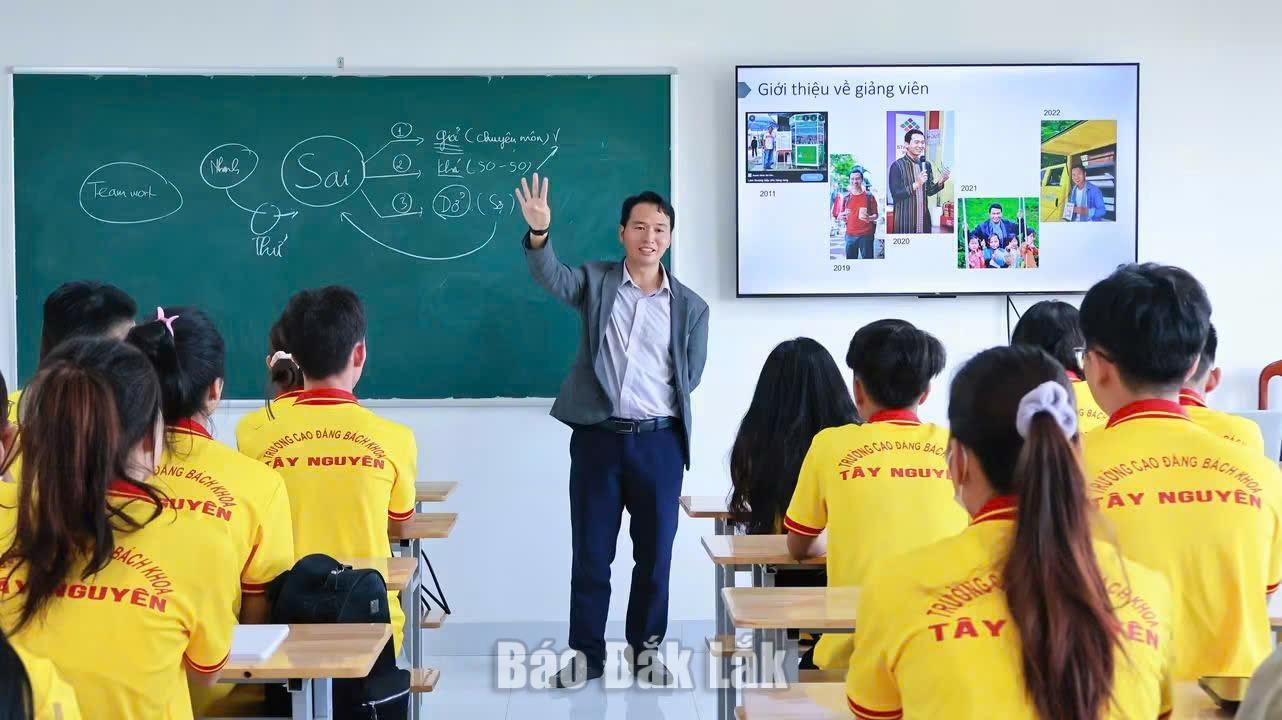 Từ thói quen tự học đến học tập suốt đời 2 Anh Phạm Thanh Tuấn, Giám đốc Doanh nghiệp xã hội Bồ Công Anh, Giảng viên Khởi nghiệp đổi mới sáng tạo quốc gia chia sẻ với sinh viên về việc tự học.