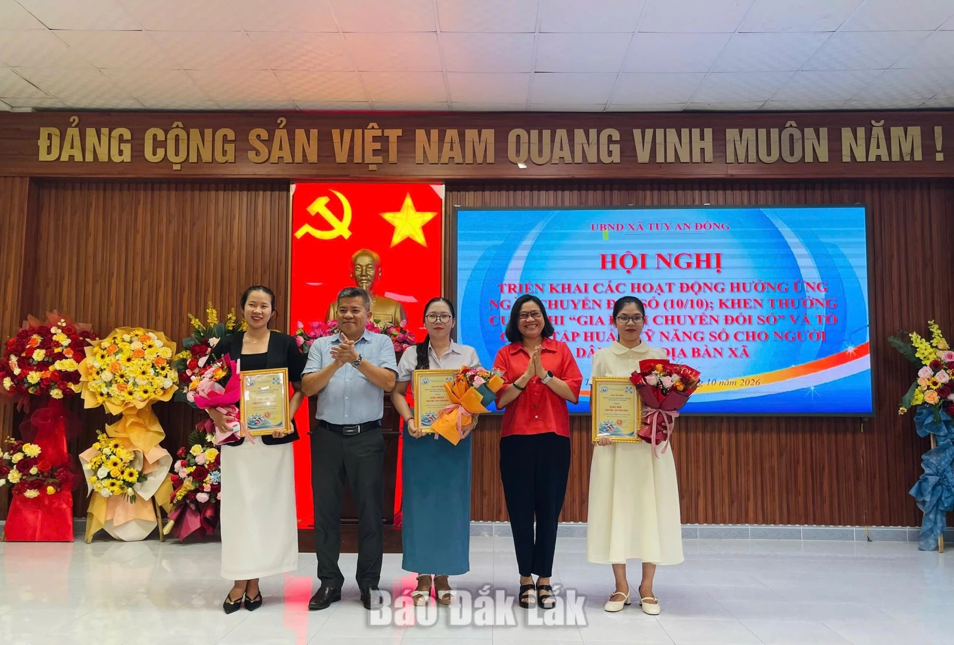 Lãnh đạo xã Tuy An Đông trao giải cho các tác giải đạt giải Nhất, Nhì, Ba.