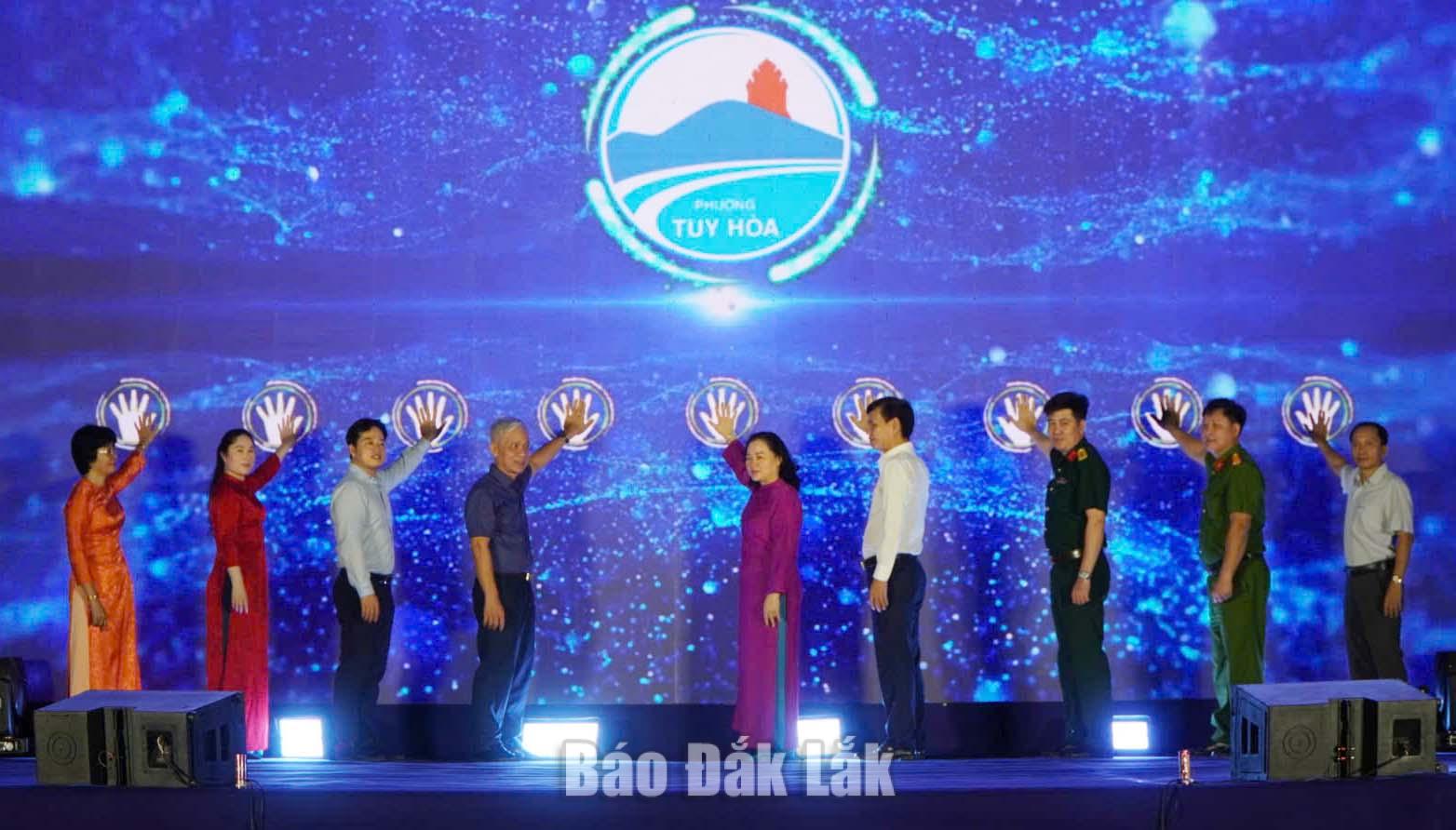 Phường Tuy Hòa tổ chức ngày hội trải nghiệm dịch vụ số 1 Lãnh đạo phường Tuy Hòa thực hiện nghi thức khởi động Ngày hội công nghệ.