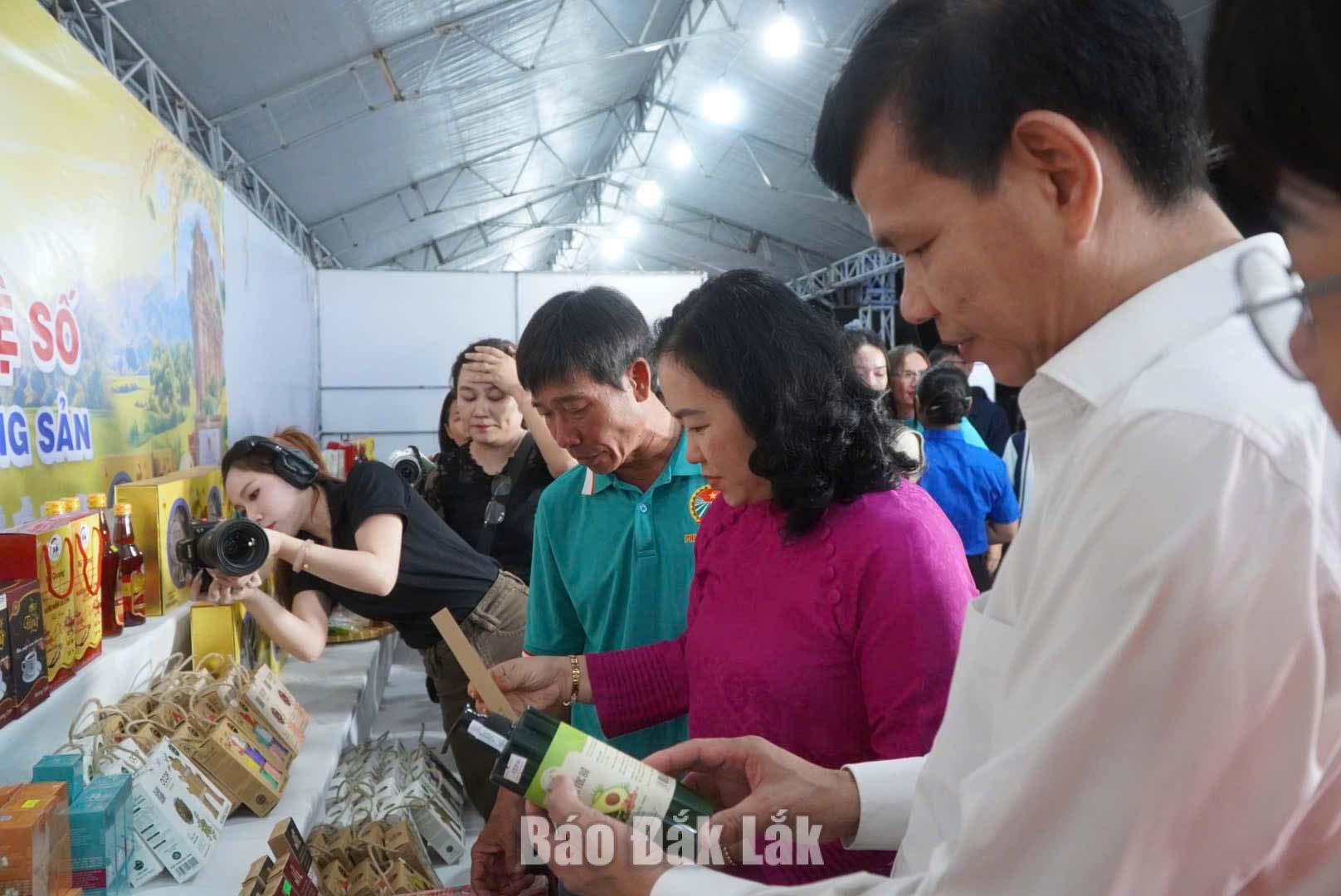 Phường Tuy Hòa tổ chức ngày hội trải nghiệm dịch vụ số 2 Lãnh đạo phường Tuy Hòa thăm các gian hàng OCOP địa phương.