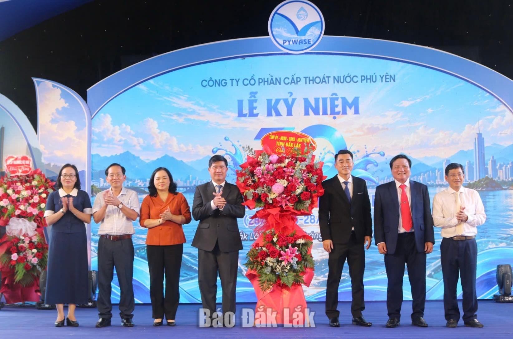 Công ty Cổ phần Cấp thoát nước Phú Yên kỷ niệm 30 năm thành lập 2 Lãnh đạo tỉnh tặng hoa chúc mừng công ty.