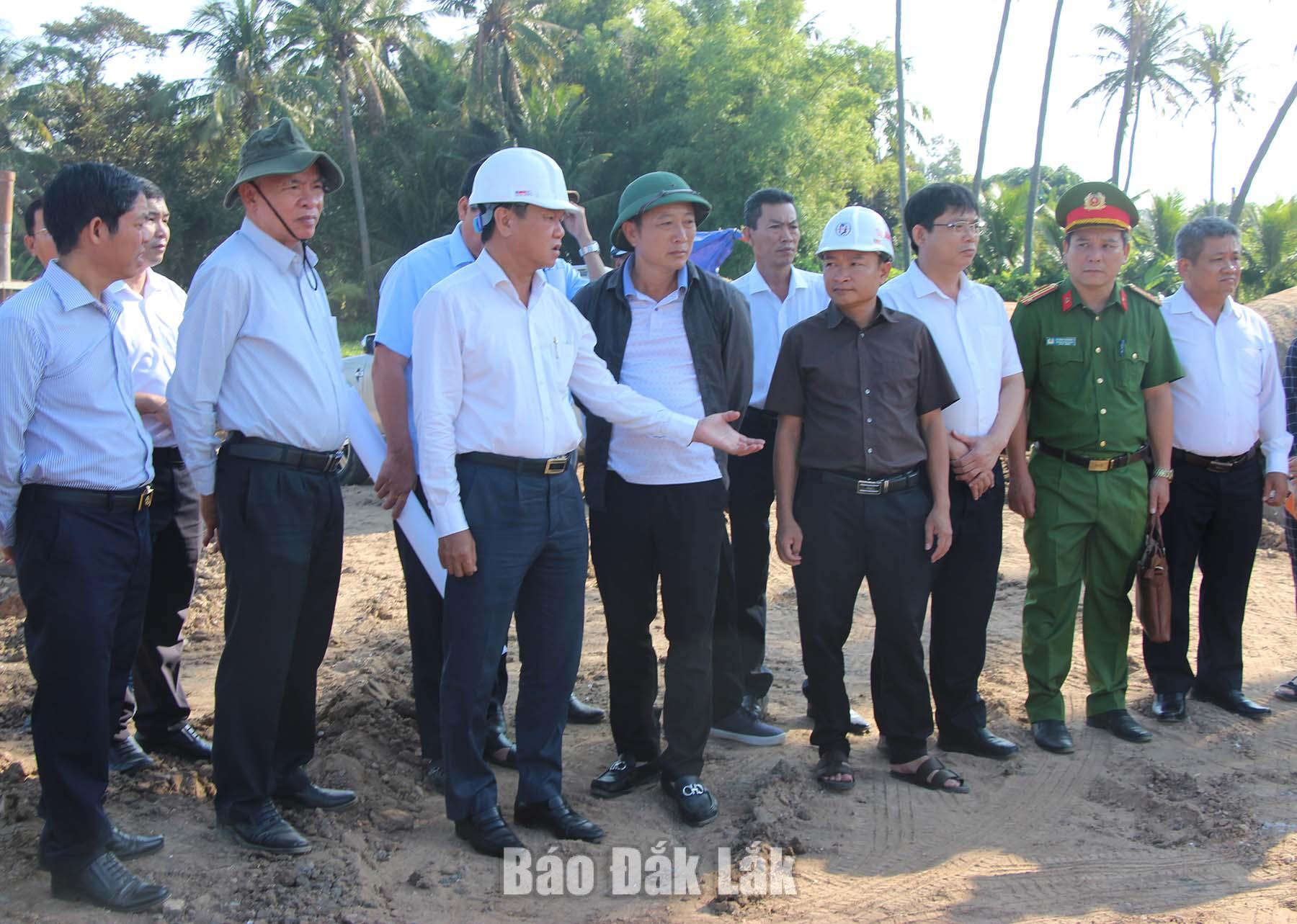 Phó Chủ tịch UBND tỉnh Đào Mỹ kiểm tra tiến độ giải phóng mặt bằng đường ven biển 1 Tỉnh ủy viên, Phó Chủ tịch UBND tỉnh Đào Mỹ kiểm tra thực tế tại tuyến đường bộ ven biển đoạn qua xã Tuy An Nam.