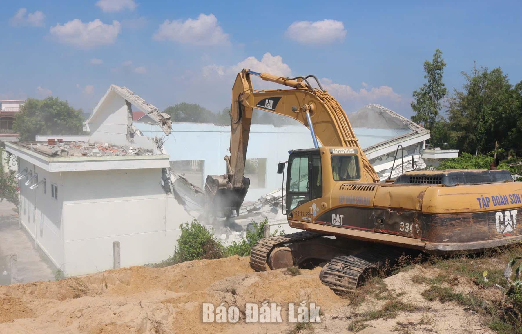 Phó Chủ tịch UBND tỉnh Đào Mỹ kiểm tra tiến độ giải phóng mặt bằng đường ven biển 4 Tháo dỡ công trình, tạo mặt bằng sạch để thi công tuyến đường bộ ven biển.
