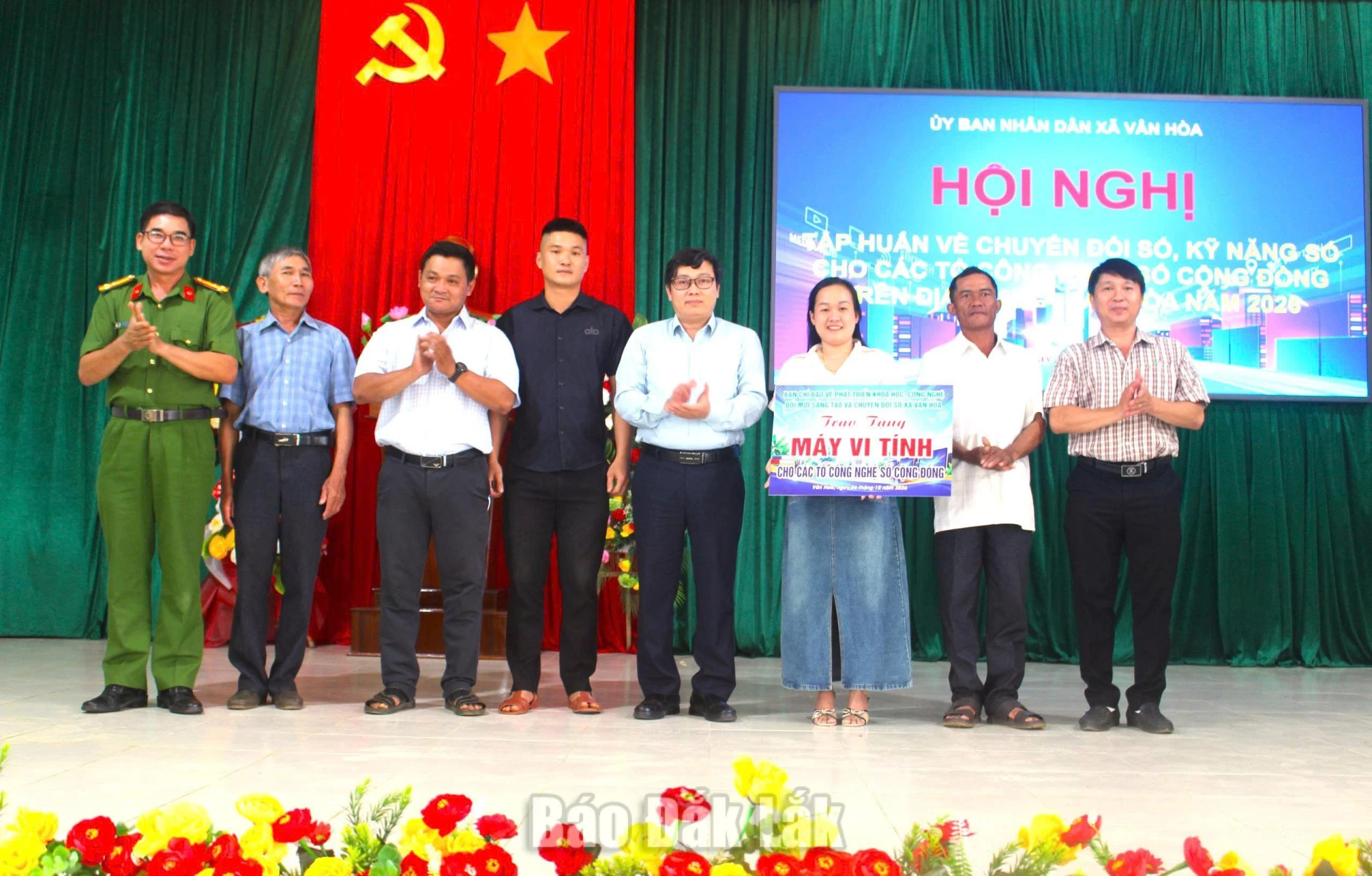 Vân Hòa tập huấn chuyển đổi số, kỹ năng số cho các tổ công nghệ số cộng đồng 1 Ban chỉ đạo về phát triển khoa học, công nghệ đổi mới sáng tạo và chuyển đổi số xã Vân Hòa trao tặng 5 máy vi tính cho các tổ công nghệ số cộng đồng .