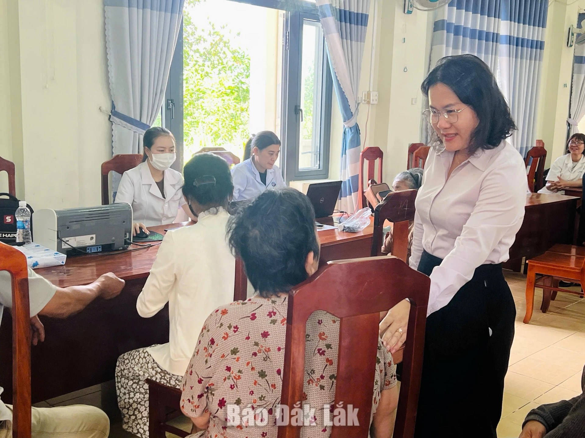 Xã Sơn Hòa khám sức khỏe đợt 4 cho hơn 3.000 người dân 1 Lãnh đạo xã Sơn Hòa thăm hỏi người dân khám sức khỏe sàn lọc định kỳ, khám sàng lọc miễn phí tại địa phương.