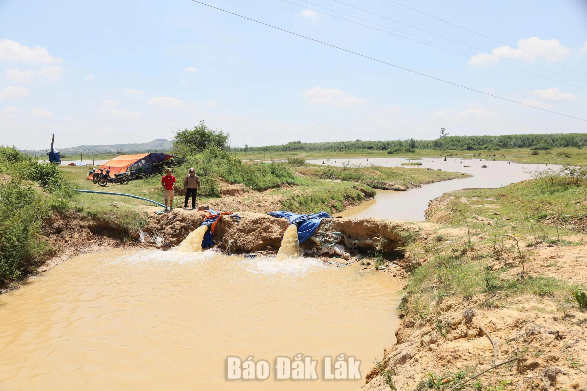 Quyết liệt triển khai các giải pháp ứng phó hạn hán và thiên tai mùa khô 2026 - 2027 1 Điều tiết nước tưới chống hạn ở công trình thủy lợi hồ chứa Vụ Bổn vào mùa khô.