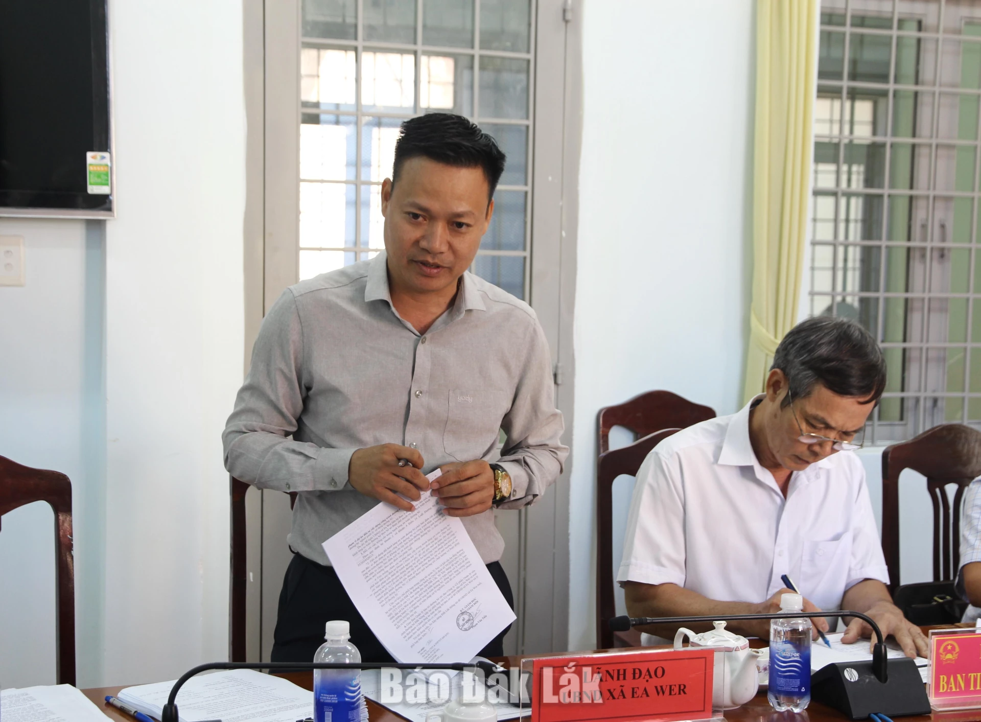 Thường trực HĐND tỉnh tiếp công dân định kỳ tháng 10 3 Đại diện lãnh đạo UBND xã Ea Wer phát biểu tại buổi tiếp công dân.