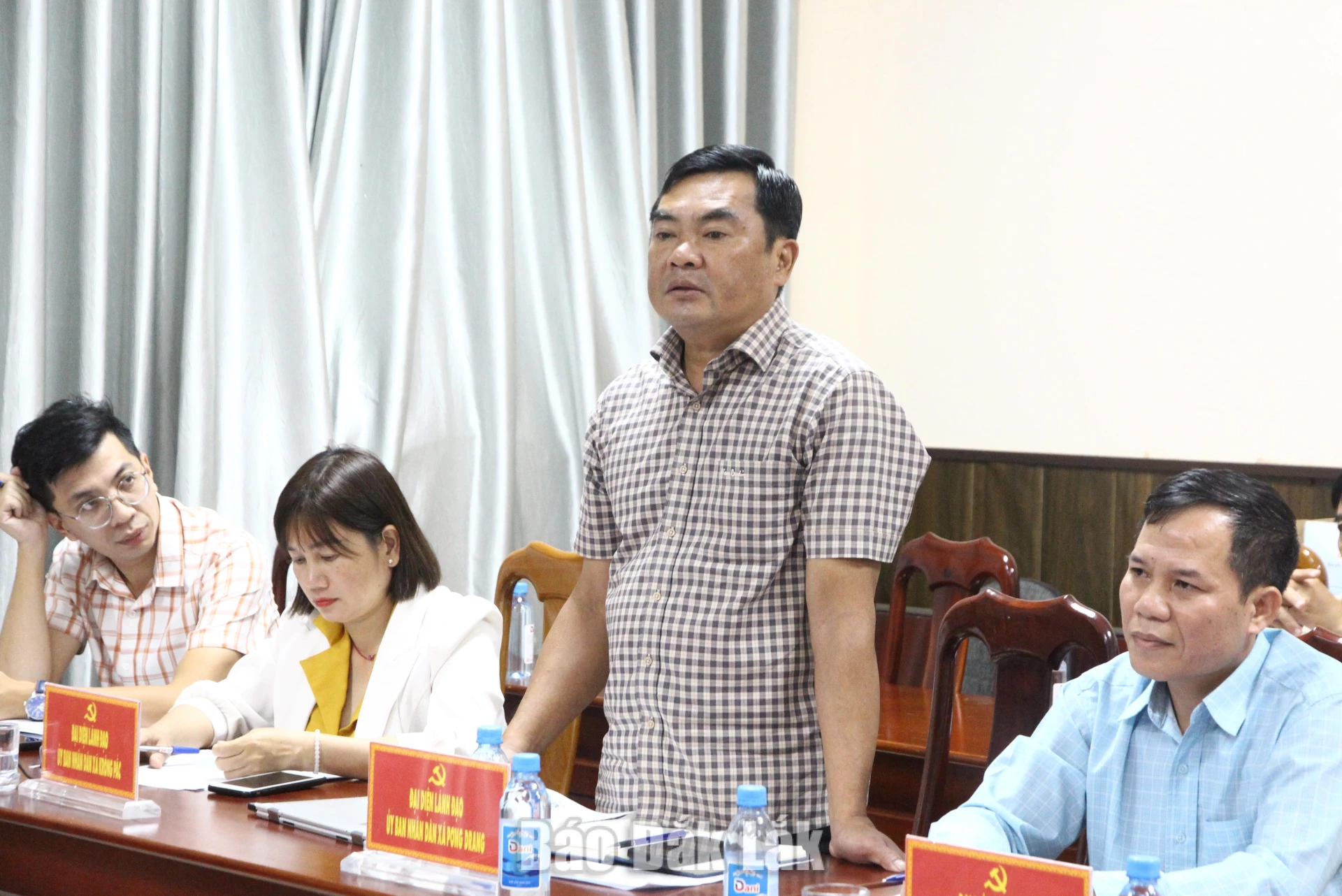 Vụ địa phương II, Ban Nội chính Trung ương làm việc với Ban Nội chính Tỉnh ủy 4 Đại diện lãnh đạo xã Pơng Drang đóng góp ý kiến tại buổi làm việc.