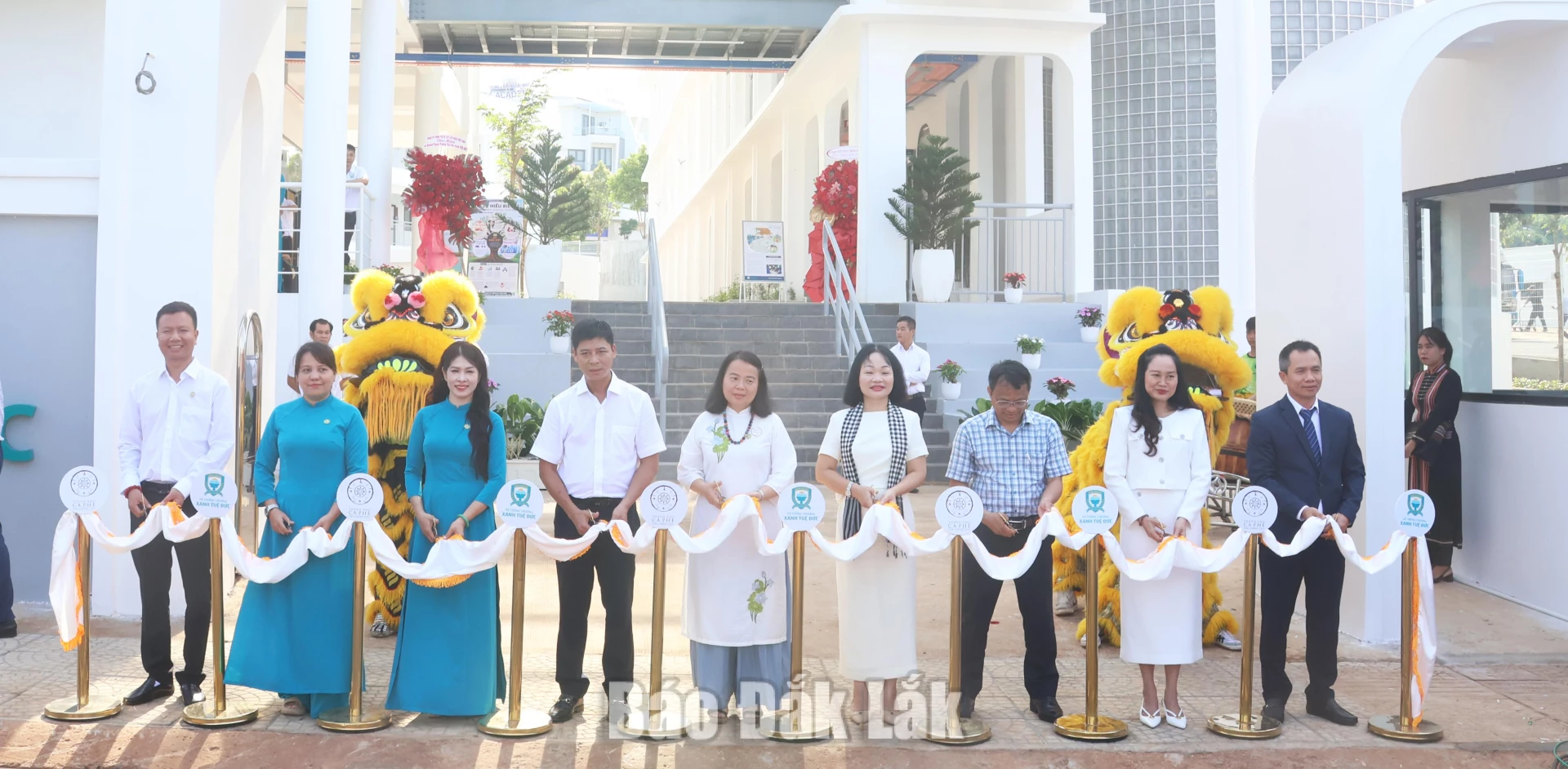 Khánh thành hai trường học tại khu đô thị Thành phố Cà phê 2 Đại biểu cắt băng khánh thành Trường Tiểu học Xanh Tuệ Đức.