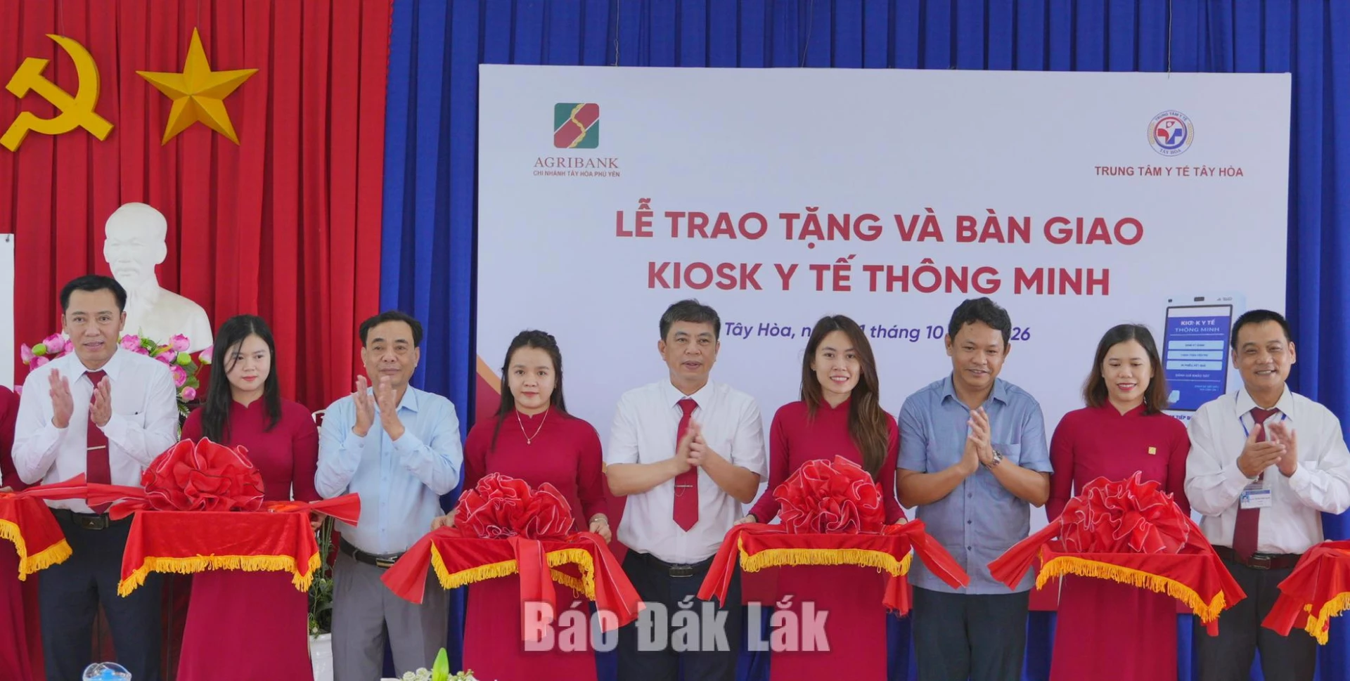 Agribank Chi nhánh Phú Yên hỗ trợ kiosk y tế cho xã Tây Hòa 2 Các đại biểu cắt băng khánh thành đưa kiosk y tế thông minh vào sử dụng.