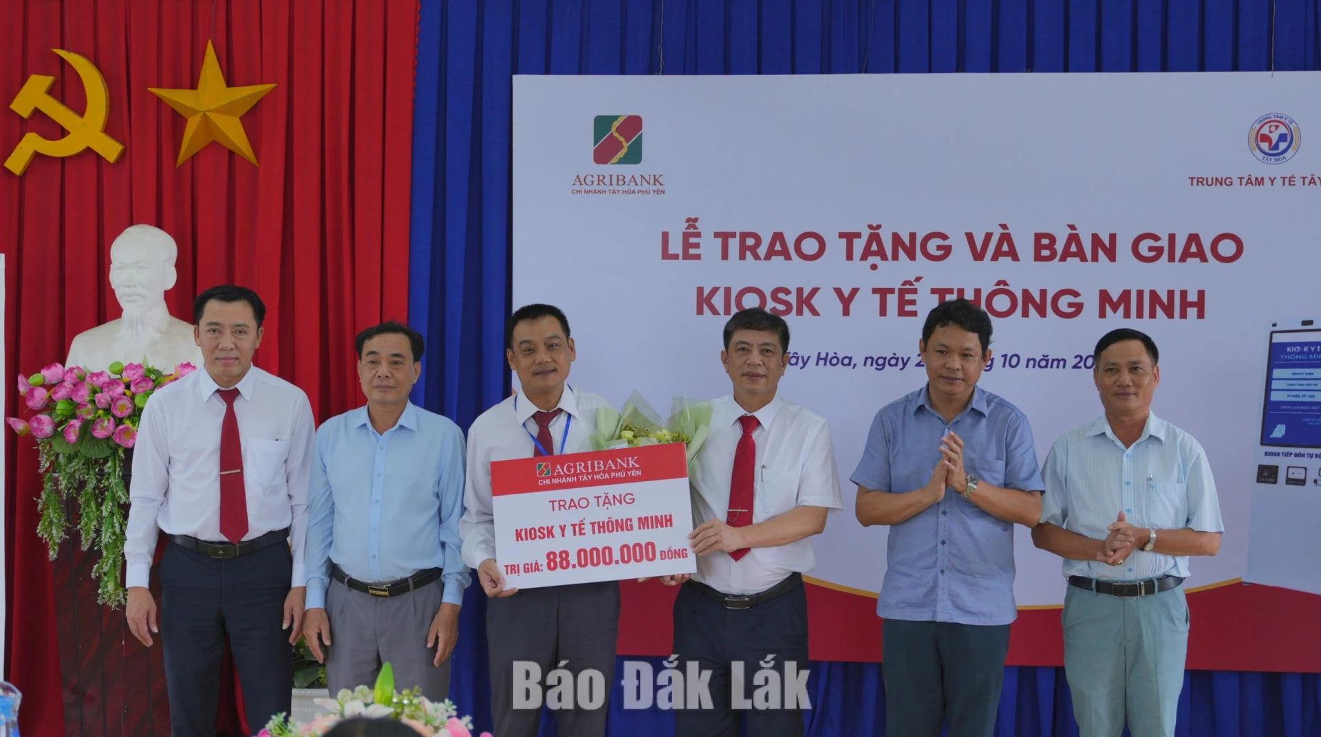 Agribank Chi nhánh Phú Yên hỗ trợ kiosk y tế cho xã Tây Hòa 1 Giám đốc Agribank Chi nhánh Phú Yên Phan Thông Thái (thứ ba từ phải qua) trao bảng tượng trưng tặng kiosk y tế thông minh cho Trung tâm Y tế Tây Hòa.
