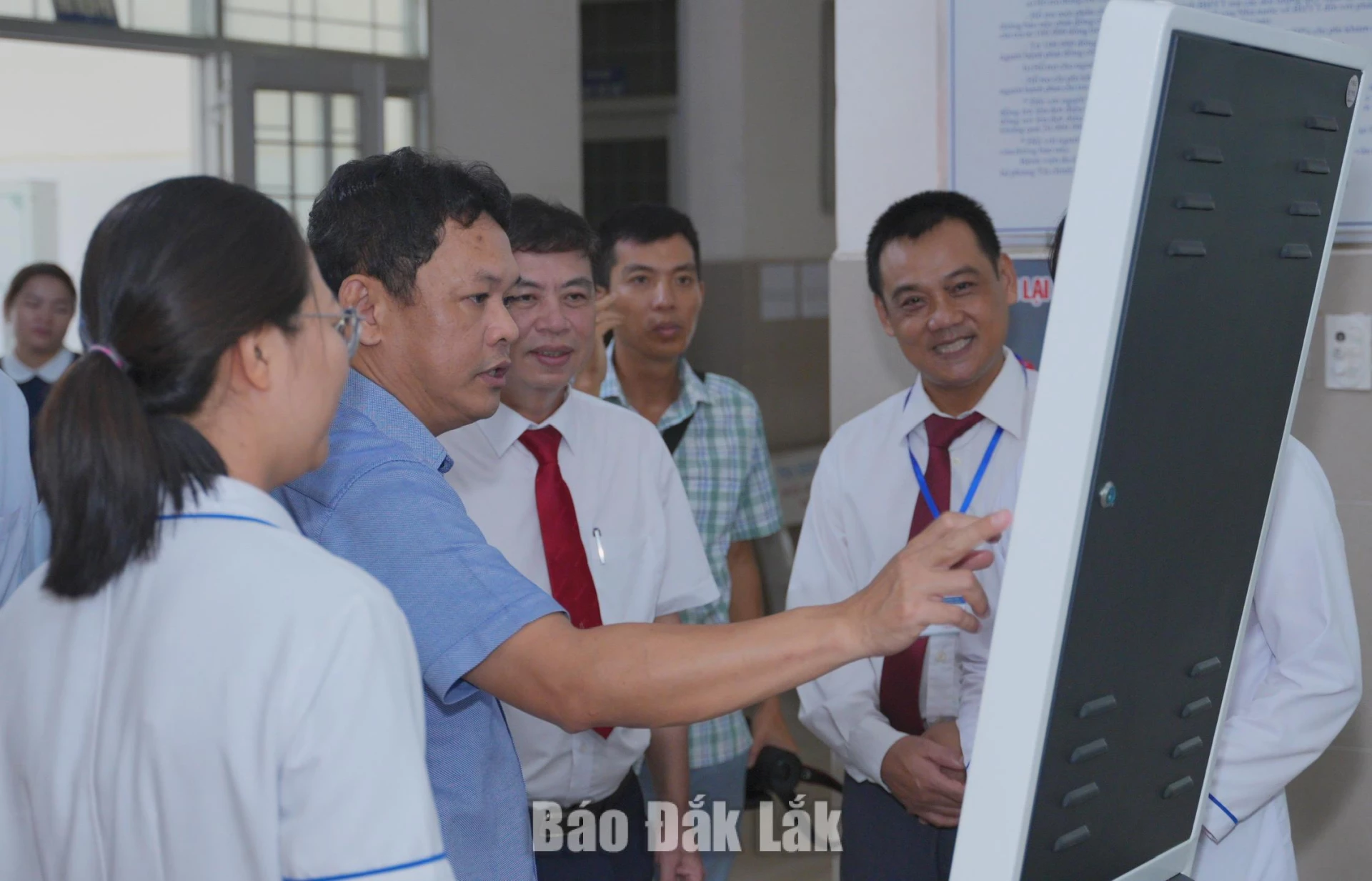 Agribank Chi nhánh Phú Yên hỗ trợ kiosk y tế cho xã Tây Hòa 3 Lãnh đạo xã Tây Hòa trải nghiệm kiosk y tế thông minh.